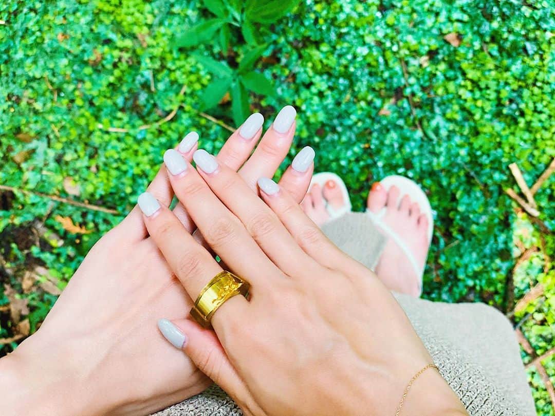 湯浅喬子のインスタグラム：「new nail.  今月はgrey🦋秋物の撮影も 増えるから♡  @salon_doudou 🙏 #new#nail#graynail#handnail #doudou #salon」