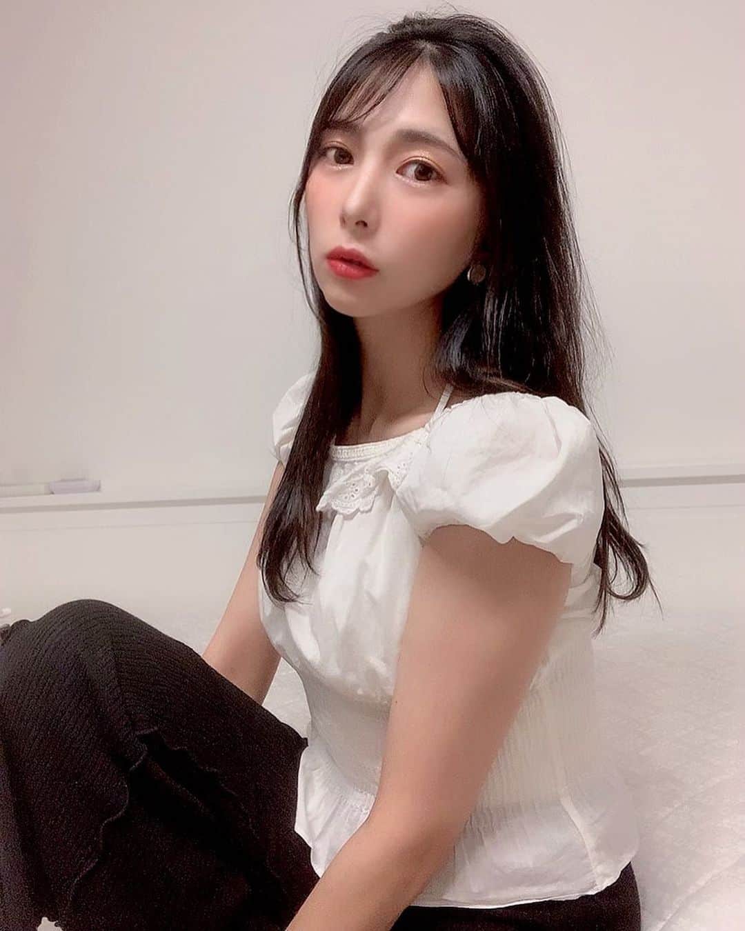 のインスタグラム：「夏のオレンジメイク💄🍊🧡 . . . #メイク #makeup #メイクアップ #オレンジメイク #韓国メイク #韓国コスメ  #ロムアンド #rom&nd #romand  #バビメロ #vavimello  #自撮り #自撮り女子 #セルフィー  #フォロー #フォローミー #follow #followｍe  #ファッション #ファッションコーデ  #コーデ #outfit #fashion #fashiongram  #instagood  #グラビアアイドル #グラドル自撮り部」
