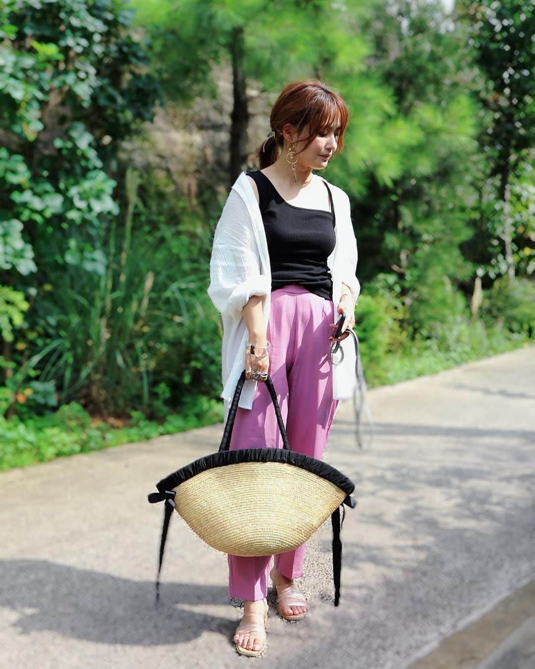 のインスタグラム：「‥ いつかのお仕事服。 黒とピンクの組み合わせって可愛い。 ∵ ∵ #kobelettuce #神戸レタス #いつコ#ママコーデ #ママファッション #大人ファッション #30代コーデ #アラフォーコーデ #お仕事コーデ #大人可愛い #ミヤマリ #vocest #vocemagazine #美容ブロガー #インフルエンサー #超未熟児ママ #ママ #ワーママ #ワーママコーデ #男の子ママ #mamagirl #おしゃれさんと繋がりたい #男の子ママと繋がりたい　 #レタラー #トップス (C3644) (C4707) #サンダル (I2084) #レタラーさんと繋がりたい #神戸レタス購入品」