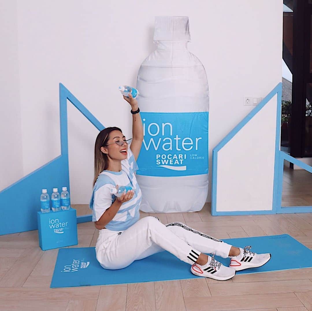 Jennifer Bachdimさんのインスタグラム写真 - (Jennifer BachdimInstagram)「Hey guys! hope you enjoyed my tiktok training class with @ionwaterid and you guys were so amazing!  . .  All of you know that ION Water is my perfect workout partner because it's refreshing and low calorie. Let‘s start to take good care of our health & body, and stay active together.  . .  So, what's your healthy journey? Share it with me in the comment section below! And I challenge my beautiful friend @andreadianbimo to share about her class as well! #IONATION」8月8日 23時19分 - jenniferbachdim