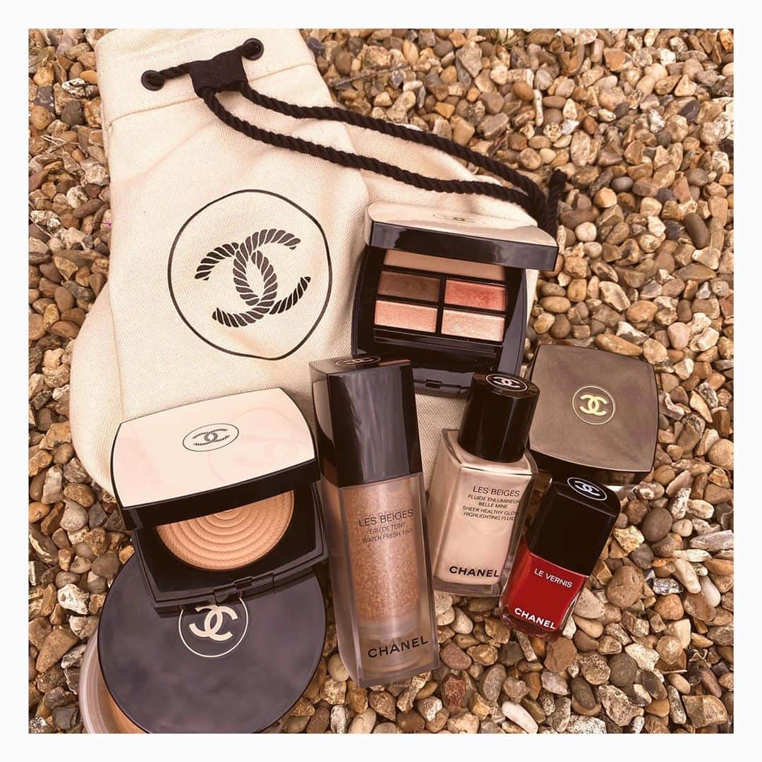 JO BAKERのインスタグラム：「C O S T A L • G L O W  There’s still time...head over to @welovecoco stories and feed to see me create a super casual easy breezy effortless #summerglow #summer #smokeyeye look using a few of my favs from their latest collection!  Skin- 💦 Sublimage La Crème Yeux Eye Cream with my fav La Solution 10 Sensitive skin cream  Base- Les Beiges Eau De Tint Water Fresh Tint in Medium  Les Beige Healthy Glow Bronzing Cream ☀️(NEW) Eyes-👁 Les Beiges Healthy Glow Natural Eyeshadow Palette (NEW)  Brows- Crayon Sourcils Eyebrow Pencil in Blond Clair  Cheek Bones and Lips - Les Beiges Healthy Glow Hilighting Fluid in Pearly Glow  Nails- Le Vernis Nail Color in Sailor (NEW)  💋 #welovecoco #jobakermakeupartist」