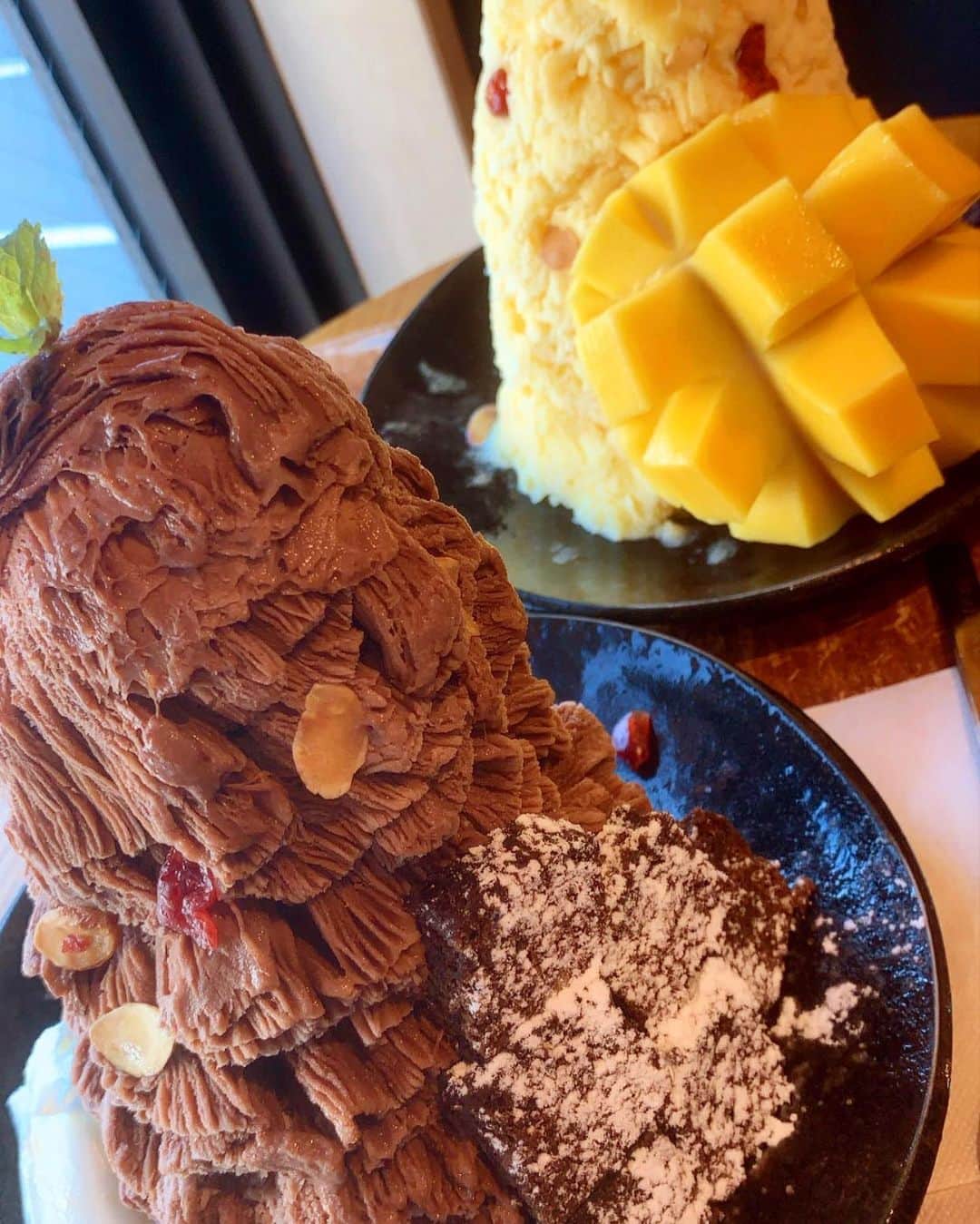 梅田えりかのインスタグラム：「新大久保のかき氷💛 ふんわふわで美味しかったぁぁ🤤 . 大きいけど氷が軽いからか1人で食べ切れました✌️ . . #かき氷 #スイーツ #yummy #summer #夏 #新大久保 #食スタグラム #夏休み #happy #look #love #japan #カフェ #cafe」