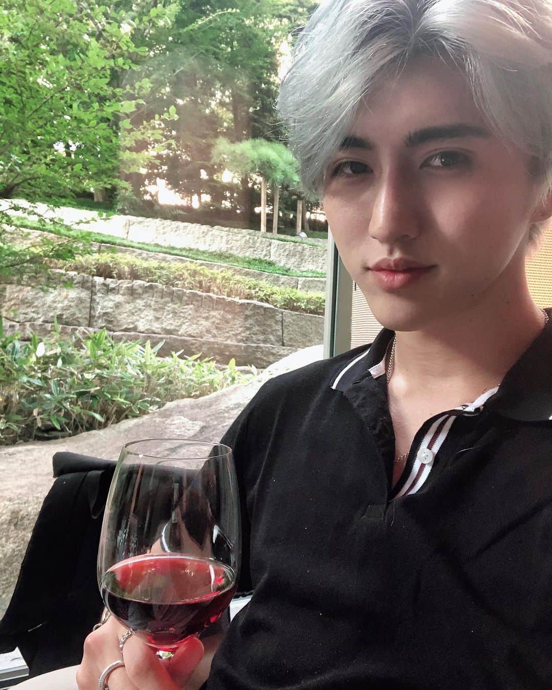 原田デイビッドのインスタグラム：「“ Wine enters through the mouth, Love, the eyes. I raise the glass to my mouth, I Look at you,  I sigh.”🍷」