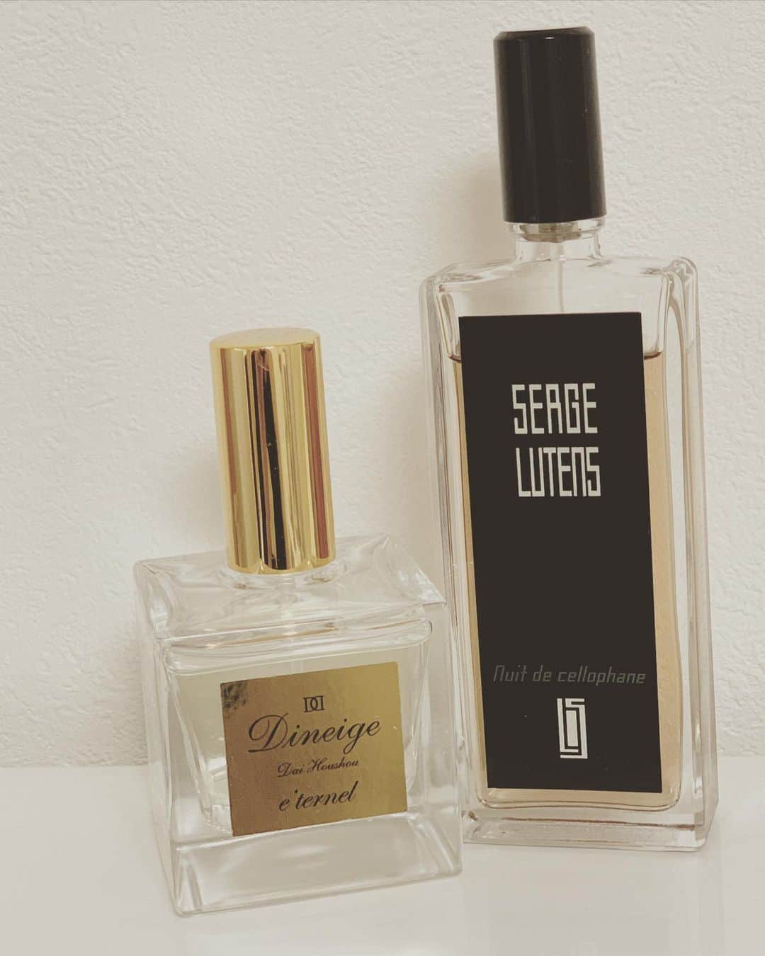 鳳翔大さんのインスタグラム写真 - (鳳翔大Instagram)「明日8月9日【日】 20時〜インスタライブします❤︎  明日は〝香水〟🇫🇷の話。  私はオタクレベルに香水が好き過ぎて今までも色々な匂いや種類の物を使ってきたんですけど、最近好き過ぎて自分で作ってしまえーという事で…… 自分のブランド〝Dineige〟 @dineige_dai  より私が全てプロデュースした『e'ternelエテルネル』を発売になりました👏  もちろん愛用してるんだけど、そのエテルネルと色々重ね付けしたりしながら毎日楽しんでいます🌹  付ける場所や香水の香りの種類や、現役時代にこの公演の時付けてた香り… など色々お話ししましょー🖤  #インスタライブ #香水 #香水コレクション  #香水をつけない女性に未来はない  #香水コレクション  #宝塚 #dineige #鳳翔大」8月8日 23時23分 - dai_hosho_official
