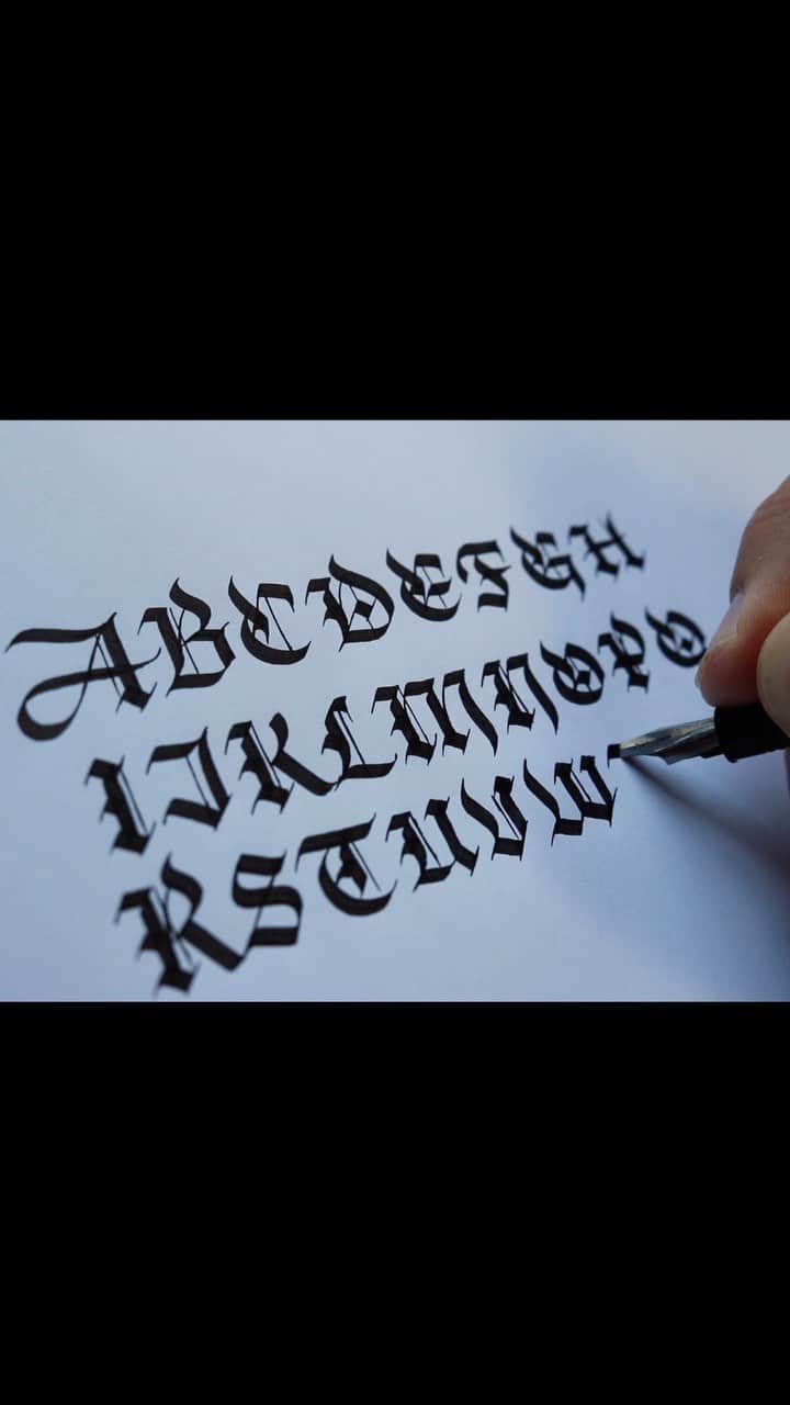 Seb Lesterのインスタグラム：「Grab some popcorn, this is 2:30 seconds long. ✍️🙂👍🍿 Music is ‘Ability’ by @borrtex - great track. #calligraphy #blackletter #modern #textura #lettering #gothic #seblester」