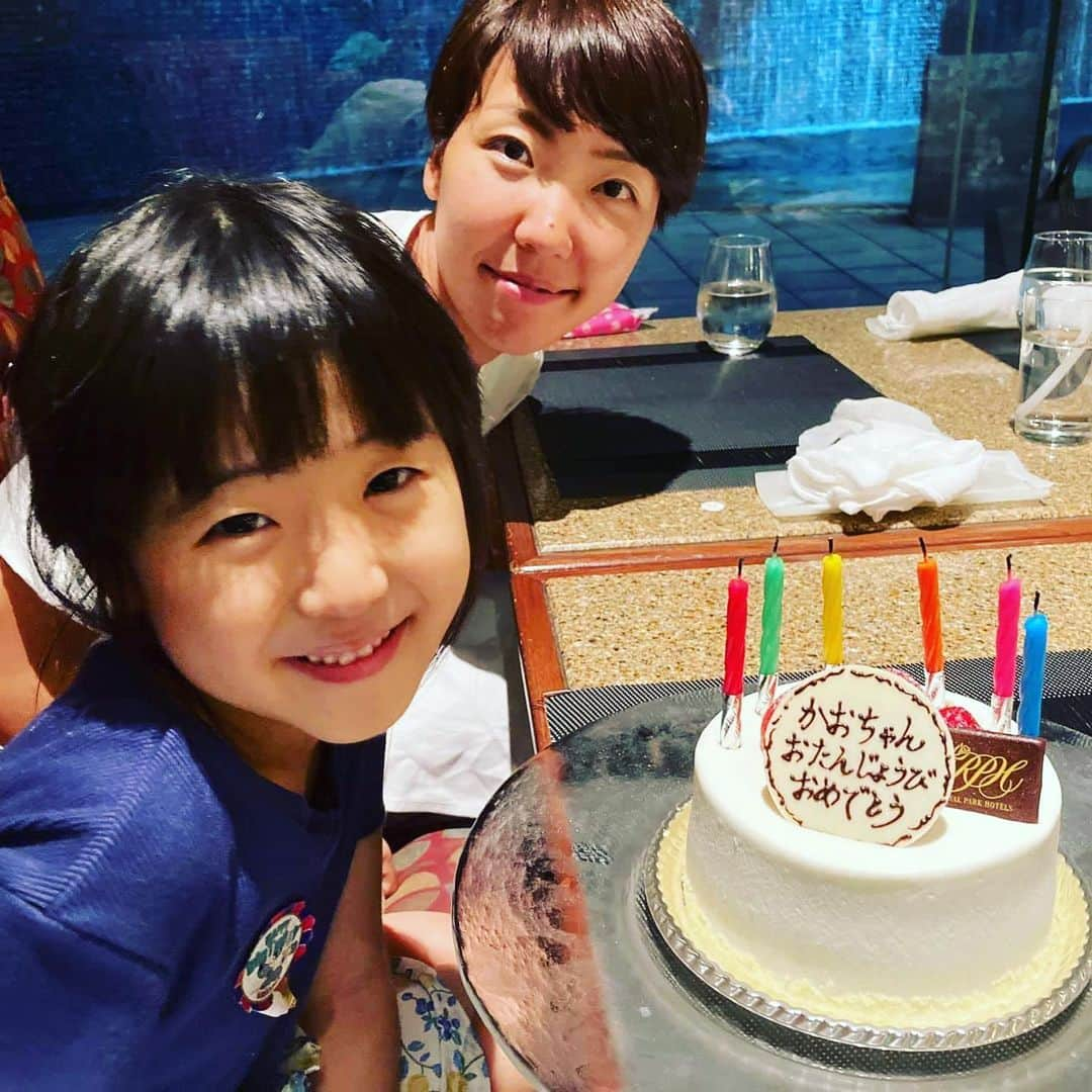 寺田明日香のインスタグラム：「娘爆誕6周年記念！！  これまでインフルエンザもノロも移されたし、何回発熱したか数え切れないけど、健やかに明るく育ってくれて本当にありがとう！😊  早いもので、来年から小学生。 楽しい毎日を送れるように、ママも頑張るよ！  #ママアスリート #寺田明日香」