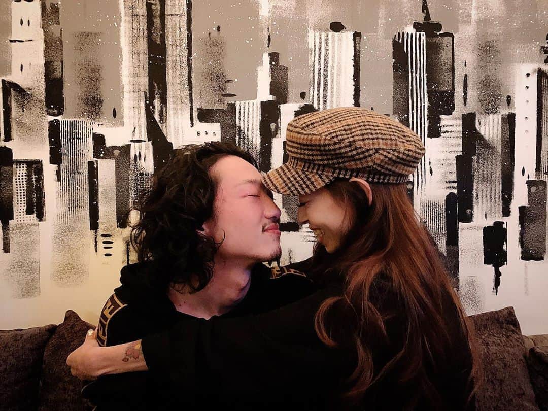 のインスタグラム：「3月6日焼肉の後の話です🐥 ふくなが夫婦とばいばいしたあとゎ 知り合いのBarへ〜😍♥️♥️ 3月7日りかの誕生日だから 0じすぎてからお祝いしてもらっちゃった🥺🥺💕💕 ひらのくんありがとうっ‼️‼️♥️ 次の記事ゎ誕生日当日 ディナー💗💗❣️ #誕生日 #カウントダウン #西麻布 #bar #酔っ払い夫婦 #幸せ #ありがとう」