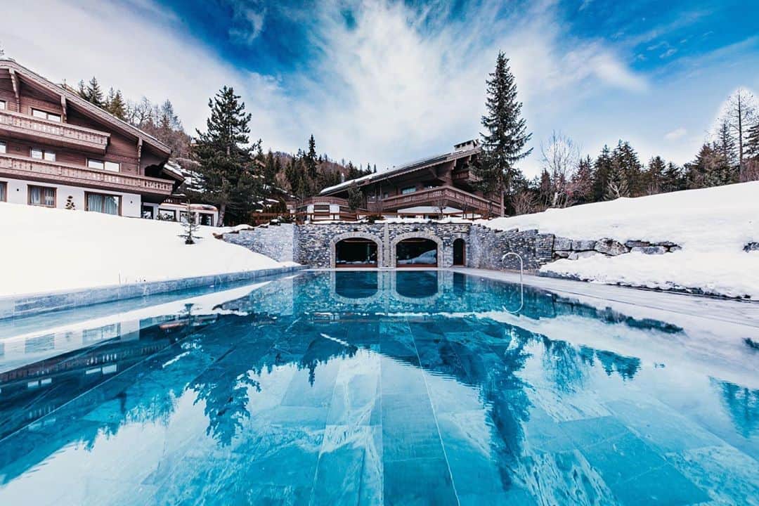Vogue Taiwan Officialさんのインスタグラム写真 - (Vogue Taiwan OfficialInstagram)「#VogueTravel  位於瑞士的「Ultima Crans-Montana」，在雪地中打造獨棟木屋別墅，整體呈現溫馨宛如居家的質感，在寒冷地域融入木質設計讓空間更有溫度，戶外還有一座泳池，若是想要挑戰寒冬中游泳的獨特體驗不妨可以ㄧ試。  #瑞士 #度假村 #別墅 #switzerland #resort #villa @ultimacransmontana   🖋#wendych」8月8日 23時35分 - voguetaiwan