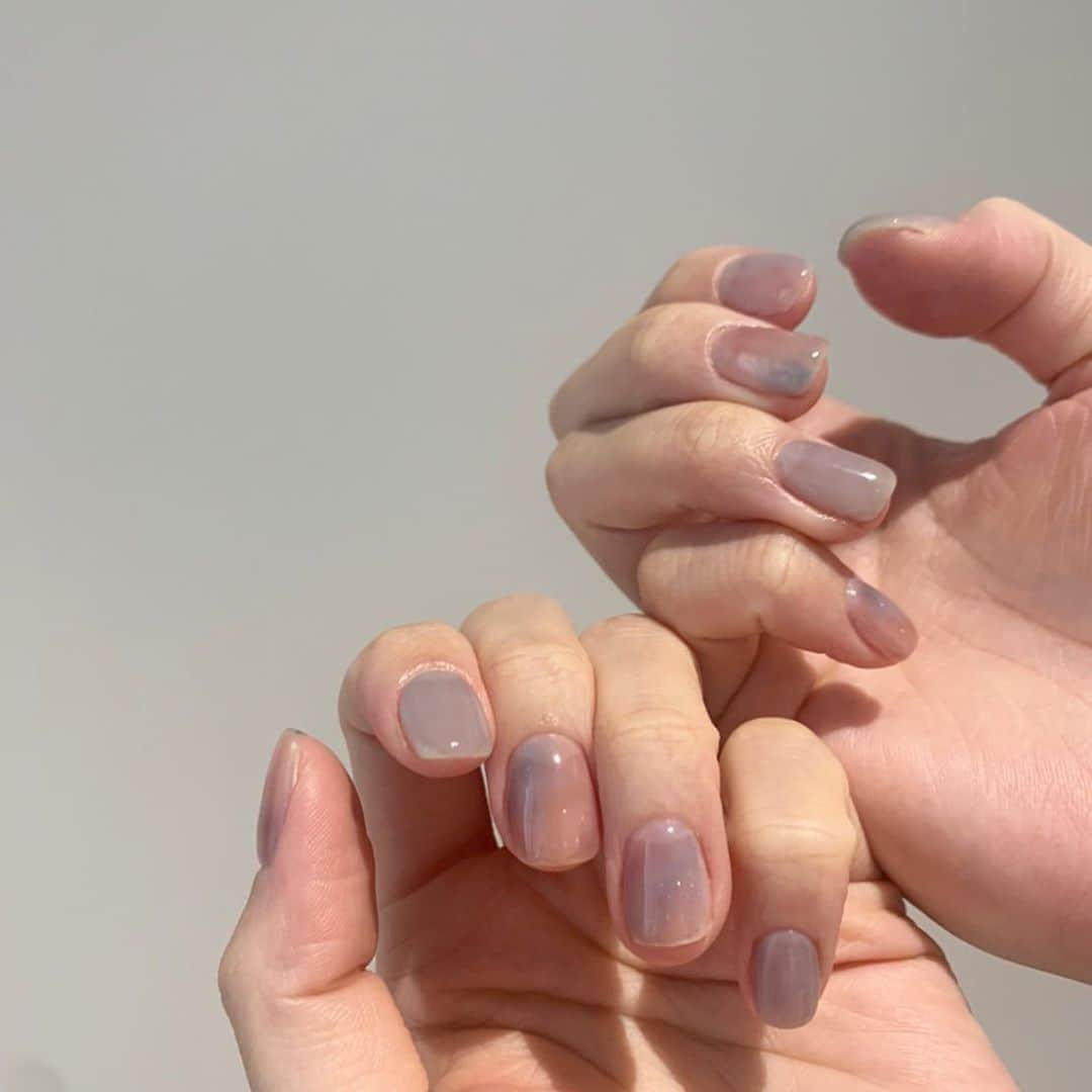 新原愛加のインスタグラム：「. new nail❤︎ . 今回もイメージだけ伝えておまかせです~ キレイなグラデーションにしてもらいました❤︎ しゅうちゃんいつもありがとうございます🥰 . @shu99  @tohne_nail」