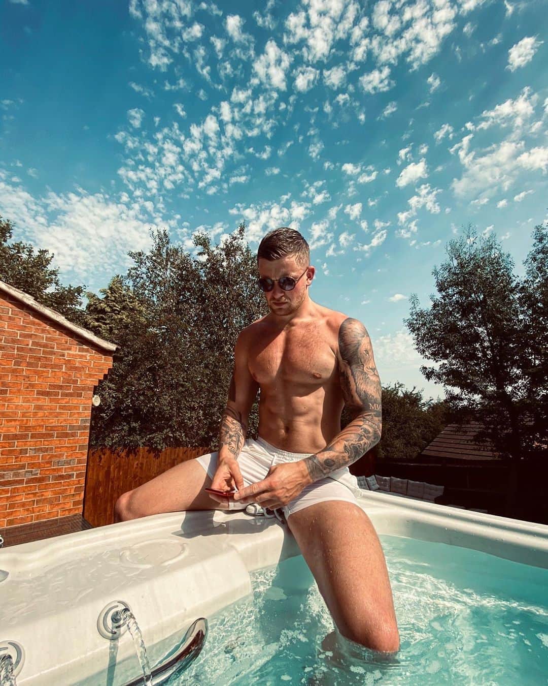 アダム・ピーティのインスタグラム：「I’ve been hustlin all day just to say money trees are the perfect place for shade」