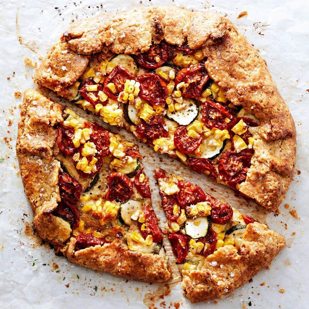 マーサ・スチュワートさんのインスタグラム写真 - (マーサ・スチュワートInstagram)「Need a sensational vegetarian main dish? This galette with buttery pastry filled with roasted summer vegetables and a mustard cheese sauce is just the thing. Most of the time is hands off, while dough chills or tomatoes roast, and the dough and the sauce can be made ahead if you prefer. Grab the full recipe at the link in bio! 📷: @dana_gallagher recipe + styling by: @brooklyncooks」8月8日 23時40分 - marthastewart