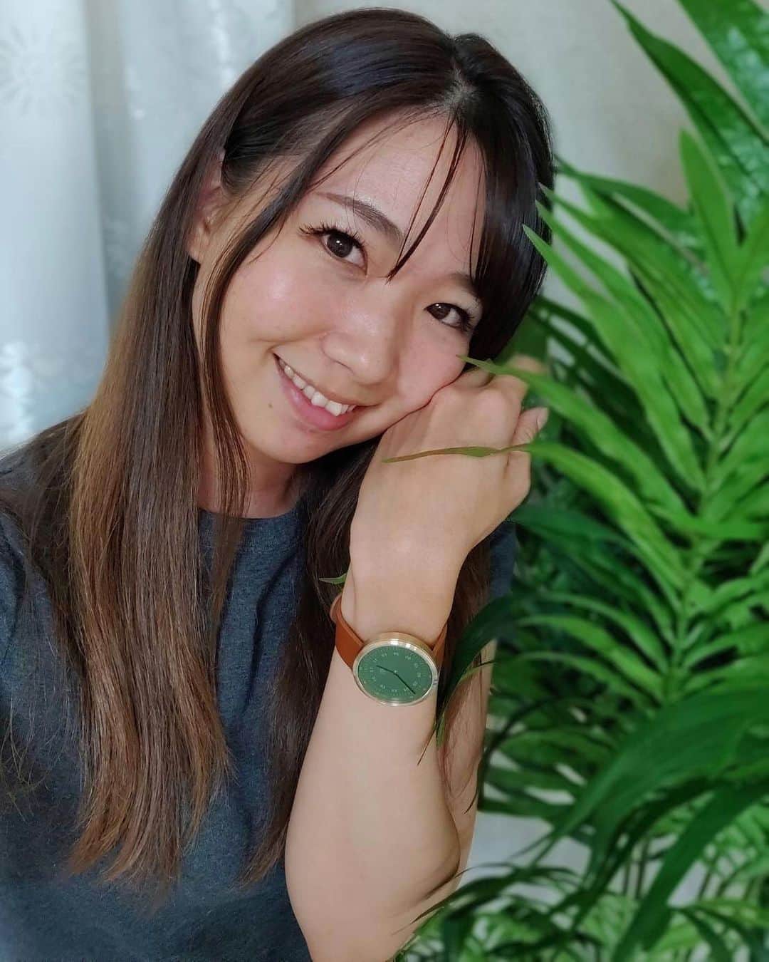 のインスタグラム：「ナチュラルカラーがお気に入りの @mavenjapan の時計⌚︎♡  ゴルフを始めてから緑のカラーがさらに好きになった気がする🌴 グリーンとブラウンの色合いを見ると癒されて落ち着きます☺️✨  shiorgm  10%off . #mavenwatches #マベン #マベンウォッチズ #腕時計 #時計 #手元倶楽部 #桐谷美玲 #ジョジョ立ちじゃないよ  #たまには普通の写真も撮るよ」
