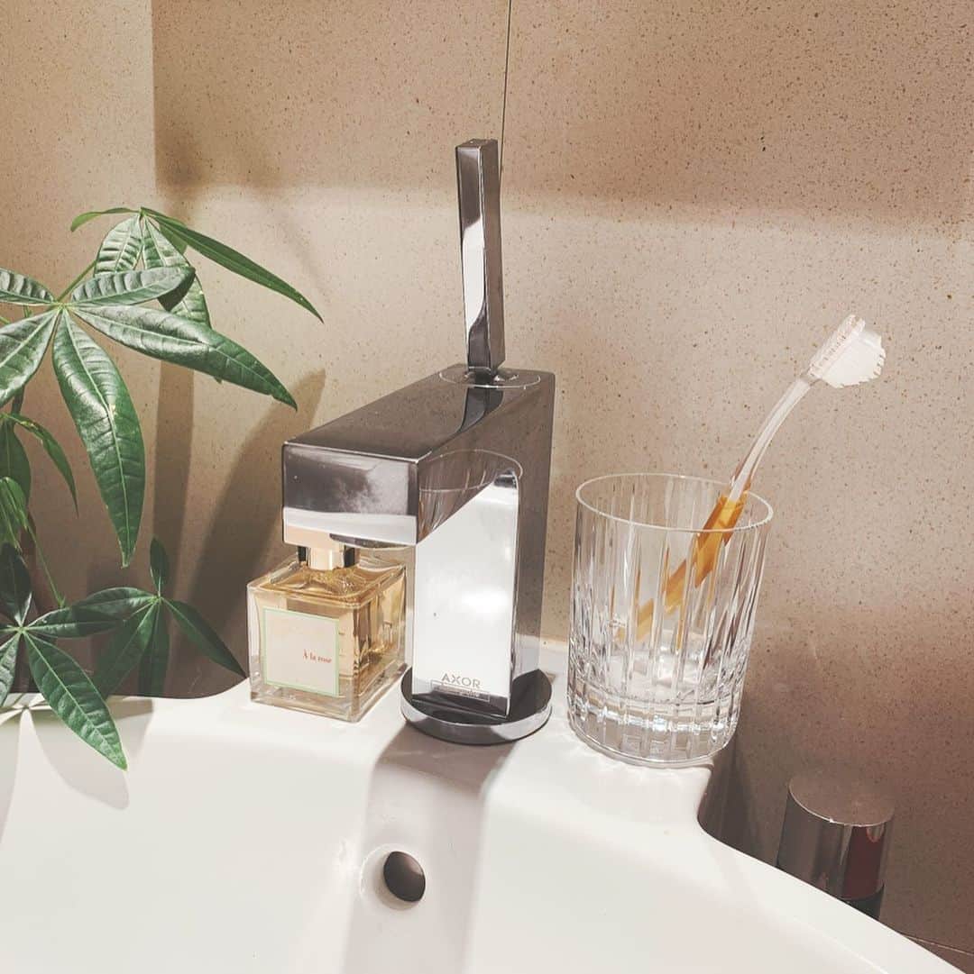のインスタグラム：「今夜は、オーラルケアでオススメのアイテムをご紹介しちゃいます♪♪  歯ブラシを、ずっと気になっていた“奇跡の歯ブラシ”に変えてみました😊  累計販売本数700万本を突破したことでも話題になってますが、、、  その特徴は ブラシがピラミッド形状になっていて、とにかく歯と歯の隙間にフィットするんですよね❣️ 効率良く汚れが落ちるのがお気に入りです。  電動歯ブラシよりも隙間まで磨けるし、軽くてグリップも太めで持ちやすい♪  歯並びに自信がない方や矯正をしている方は、特にオススメですよ😊  また他のナイトルーティーンやそのアイテムもご紹介しますね❣️  おやすみなさい😴💤  #奇跡の歯ブラシ #歯ブラシ #魔法の歯ブラシ #PR #オーラルケア #画期的な歯ブラシ #磨ける #磨き残しゼロ」