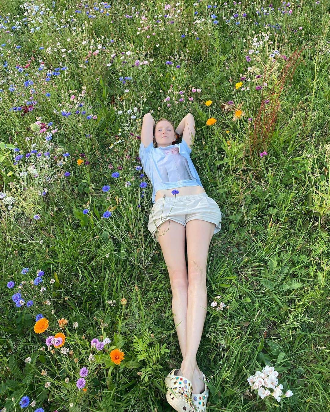 リリー・コールのインスタグラム：「Hugged by a field of wild flowers at the end of a v intense week launching my book, “Who Cares Wins.” Swipe to preview the introduction & dedication. . Speaking with many people this week about the book, whilst observing our new realities, the conversation feels more urgent now than ever. I feel relieved to have the book out but as I bake in 34-35 degree heat in England (familiar of India) I feel intensely worried. . The crisis is upon us. Four of the hottest years on record occurred in the last five years. Meanwhile, we are all still adjusting to the “new normals” of distance, masks, zoom calls & sanitisers, without much discussion of why Covid 19 happened & what systemic changes we need to make to avoid future pandemics (75% of new infectious diseases are zoonotic, passing from animals to humans, because of the decrease in wilderness, the wild animal trade, & global intensive animal agriculture). . Scientists have been ringing the alarm bells for some time now about other different crises we are marching towards: can we act, instead of react? . In Who Cares Wins I try to explore some of the different solutions available to us that we can act on right now. We need to act.」