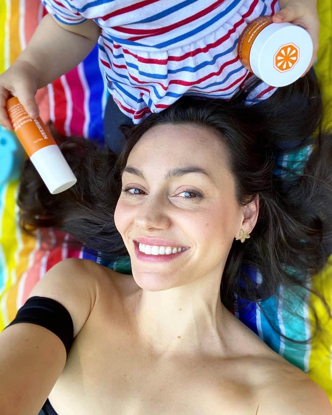 のインスタグラム：「Nothing makes us glow more than our kiddos (aka our little skincare assistants) + @olehenriksen products 😍@mom_uptown uses Banana Bright Vitamin C Serum + C-Rush Brightening Gel Crème for the ultimate glow. Who else loves these two together? #Regram @mom_uptown」