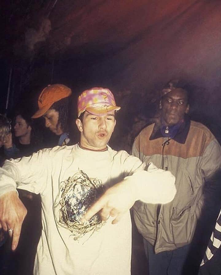 のインスタグラム：「Nothing better than some retro fashion.   Ravers at an event put on by DiY, Nottingham’s legendary free-party collective. Nottingham, 1992.  Another one from the archive of @tonydavisphoto, via @britishculturearchive.」