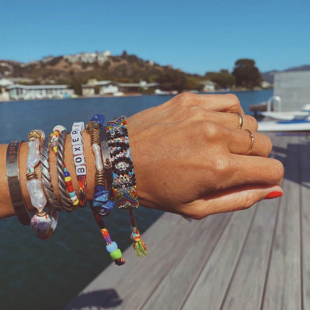 ダニジョーのインスタグラム：「What do your wrists say about you? ❤️🌈🎀🥊🌻」