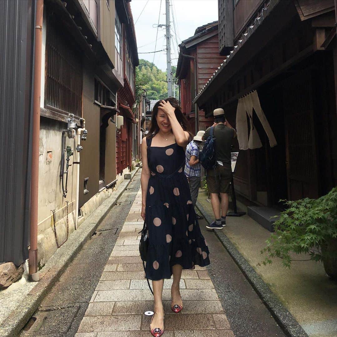 のインスタグラム：「trip to Kanazawa😊 初めての金沢。 仕事以外で日本国内を巡る事がほとんどない中で、今回は金沢を選んだの！ 美味しい食材に、昔ながらの伝統とこだわりがある本物が集まる#金沢 子供達と色んな場所を周り、色んなことをみて、感じて、触れて、住んで旅をする事。 ただ観光するんじゃなくてその地域の方と話して東京では感じとれない感覚を大切にしたいの。学校では学べない#社会科見学　かな〜。経験しなければわからない。家から、学校から、普段の友達からじゃなく、違う角度からの発見は、いつどんな時にヒントに繋がるかわからないのは、子供達だけじゃなくて大人の私達も一緒だからね♡ ちなみにワンピースはこないだ一目惚れしたドットワンピース @herlipto  は背中もとっても可愛いの💗  #ひがし茶屋街#金沢#herlipto」