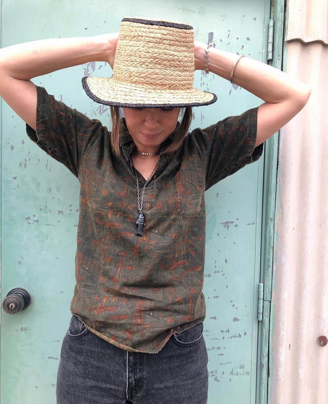 のインスタグラム：「ご質問いただいたので....  ハットは昔のZARAのもの  デニムは古着のリーバイス  サンダルはビルケンのボストン ビーサンほど軽すぎずスニーカーほど重くないというちょうど良さ  おやすみなさい  #swellvtg #zara #birkenstock」