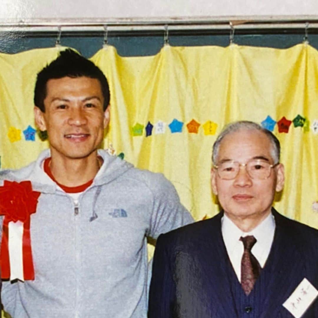 平山ユージさんのインスタグラム写真 - (平山ユージInstagram)「8月5日午後18時、父である安一が84歳の生涯を終え永眠につきました。  父は何よりも家庭を思い、誠実で、真面目で、穏やかな人でした。  その為か危ないとされていたクライミングは余りにも日常の穏やかさを求める父には命のリスクがあると感じ僕が登ることに大反対でした。しかし、フリークライミングのスタイルを時と共に知り、僕が真剣に取り組んでいる事でそれは徐々に変わっていきました。  そんな理解が深まるころ、半年のアメリカツアーから帰るとヨーロッパからスポーツクライミングの波が押し寄せ、日本でもヨーロッパのクライミングレベルに追いつこうとボルトを打つスポートのスタイルが求められるようになったのです。しかし、まだ高校生の自分は一枚、500〜600円するハンガーが高くて買えず、開拓を目指すクライマーも正直、手が届き辛かった時代だったのです。そこで僕は高校で教わった図面引きで図面を書き、それを父に見せ相談したら、快くハンガーを作ってくれました。  それが1枚目の写真、奥多摩や二子山でリボルトし30数年のお役目を終えた通称ヒラヤマハンガーです。 良質のステンレスハンガーでまだまだ現役でした。  そのヒラヤマハンガーのお陰で僕は18歳から20歳過ぎまで国内にかなりのルートを作りました。  さらに300円程でショップや直接クライマーに販売し、日本全国のクライマーがルート開拓を安価にできるようになったのでした。  ここ3〜4年、奥多摩や秩父方面でリボルト作業をしていますが、かなりの割合でこのヒラヤマハンガーが使われています。どれだけの数を販売したか今やはっきり分かりませんが数万枚がクライミング界に渡ったと推測します。  2枚目の写真、自由奔放な僕を心配し、山に行く計画を立てると、危ない、友達と行くならダメだ、俺が着いて行く、と言って父が一番楽しそうに登っていました。14歳のころ、谷川岳  そして、3枚目、 母校、葛飾の宝木塚小学校で2009年に講演した時の写真、誇らしげな父が僕は嬉しかったなーー  4枚目 そんな父も歳をとり、80歳になろうとした頃、平山プレスを閉めたのです。工場の最終日、高校生の息子と工場の片付けを手伝いに行った時の写真です。  仕事に対する真面目さも人一倍で家族を守るために一生懸命な人生だったと思います。  そんな父と明日8月9日、お別れとなります。僕の父でいてくれた事を誇りに思うと共に、日本のクライミング界の一時代を、ハンガーと言う形で一役かい、時代を後押しした一人であったと思います。  僕自身はこれからも迷いっぱなしですが、空から見守ってくれたら嬉しいですね。  #平山安一　#84歳　#永眠　#平山プレス　#ヒラヤマハンガー」8月9日 0時25分 - yuji_hirayama_stonerider