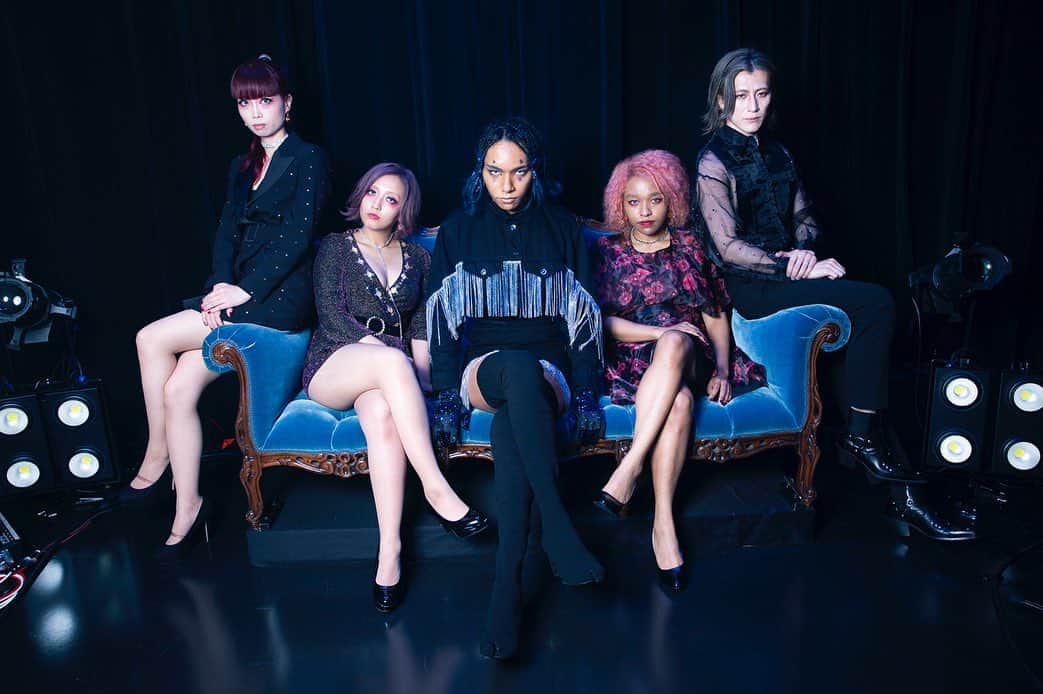ながしまみのりのインスタグラム：「女王蜂「蜂月蜂日 〜ROYAL DISTANCE〜in Zepp Haneda」﻿ キーボード&マニピュレーターで参加させていただきました。﻿ そして、今回演奏だけでなく、開場中の音楽やオープニングの音楽もつくらせていただきました！﻿ 配信ライブだからこそ。なことが出来ていたら嬉しい。﻿ 久しぶりにキーボードも思いっきり弾けてすっきりしました。ありがとうございました❤️﻿ ﻿ ちなみに﻿ 開場中の音楽は「The ethereal bridge」﻿ オープニングの音楽は「for sanctuary」というタイトルがあって、本編ライブに期待度MAXで臨めるようにつくってみました。﻿ ・﻿ #女王蜂﻿ #蜂月蜂日﻿ #ROYALDISTANCE﻿ #キーボード」