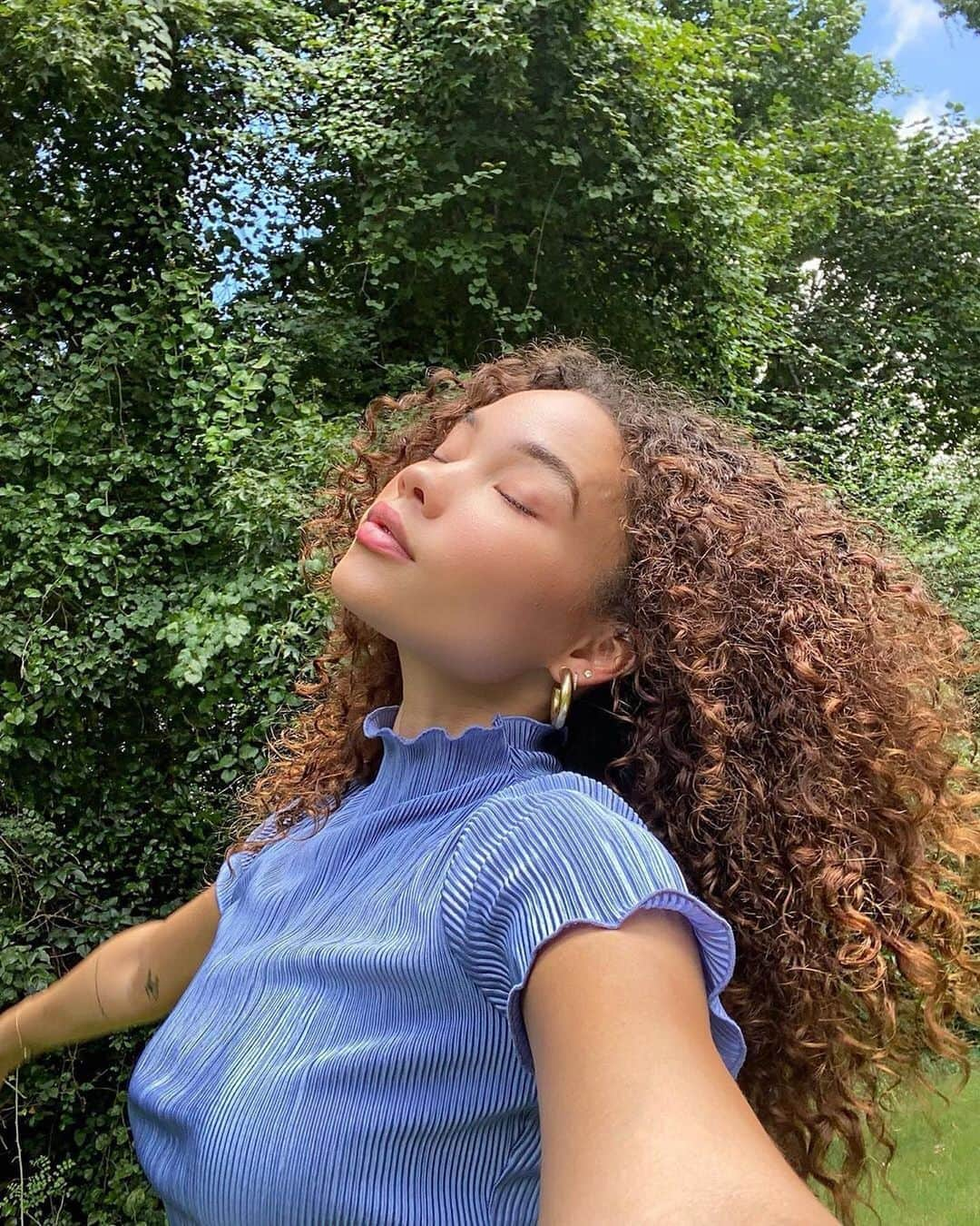 エイミー・ソングさんのインスタグラム写真 - (エイミー・ソングInstagram)「Radiant @ashley_moore_ in the Nelson Top 💙」8月9日 0時19分 - songofstyle