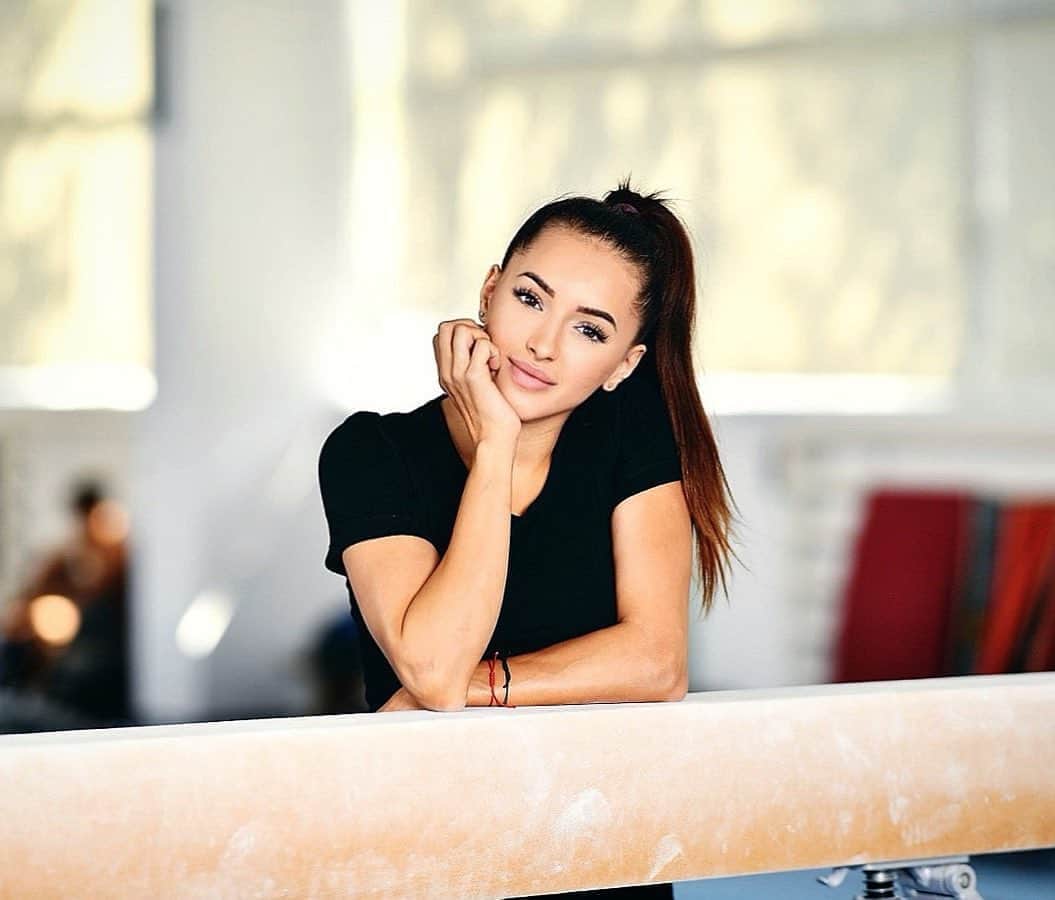 ラリサ・ヨルダケのインスタグラム：「Eu si cam atat💜」