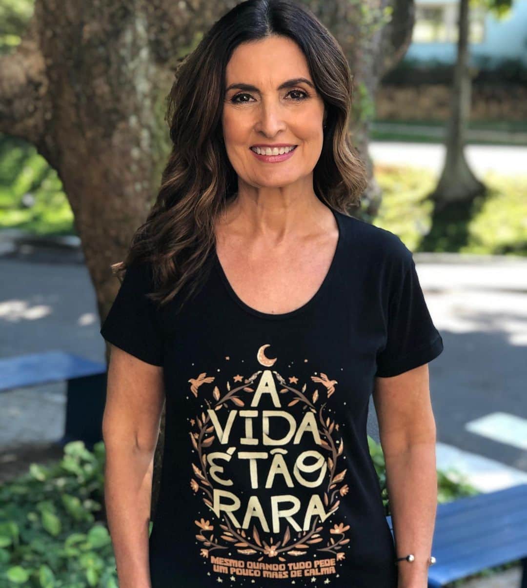ファチマ・ベルナルデスのインスタグラム：「Essa é uma camiseta solidária. O @lenine, em parceria com a @chicorei, cedeu esse verso da música Paciência pra campanha de ajuda a toda a cadeia musical tão afetada por essa pandemia. Esses profissionais foram os primeiros a parar e serão os últimos a voltar. Na bio do Lenine, vc tem o link pra ajudar. E a frase cabe como uma luva num momento em que já perdemos cem mil vidas. A vida é tão rara mesmo.」