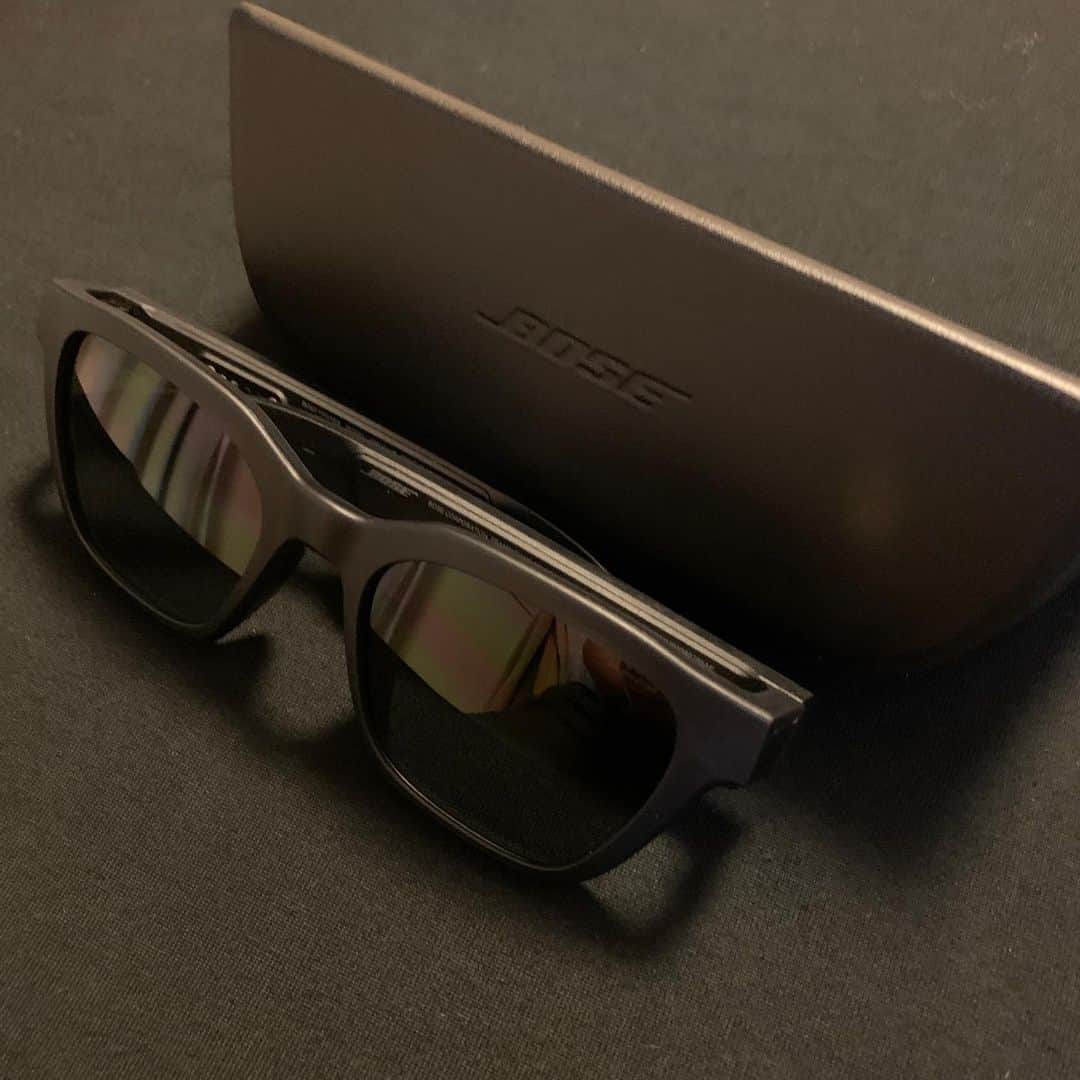 のインスタグラム：「. みんなからのプレゼント。 今年はBOSE FRAMES ALTO🕶 ウォーキングでTWICE聴けとのことです😂 ありがとうございます。 @myhair.chika からは親戚がやられてるお店の漆器を個人的に貰っちゃいました。 早速お酒飲んでます。 語弊を恐れずにいえば、モノ以上に気持ちが嬉しいです。益々もっと恩返ししないといけないなぁと背筋が伸びる機会でもあります。 みんなありがとう。 #半沢直樹」
