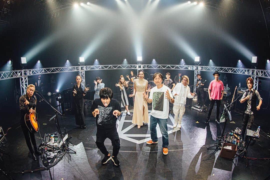 R!Nのインスタグラム：「澤野弘之さんの配信ライブ、 LIVE “BEST OF VOCAL WORKS [nZk]”に2日間出演させて頂きました！  カメラワークや音響、ライティング、セットリストなど本当に隅々まで凝ったライブで、見逃し配信を見て改めて素晴らしいライブだったと感動したライブでした。  Gemieとしての久しぶりのライブ、ファミリーの一員として歌わせていただけて幸せでした。  ご覧になって頂いた皆様、ありがとうございました！  #澤野弘之LIVEBOVW」