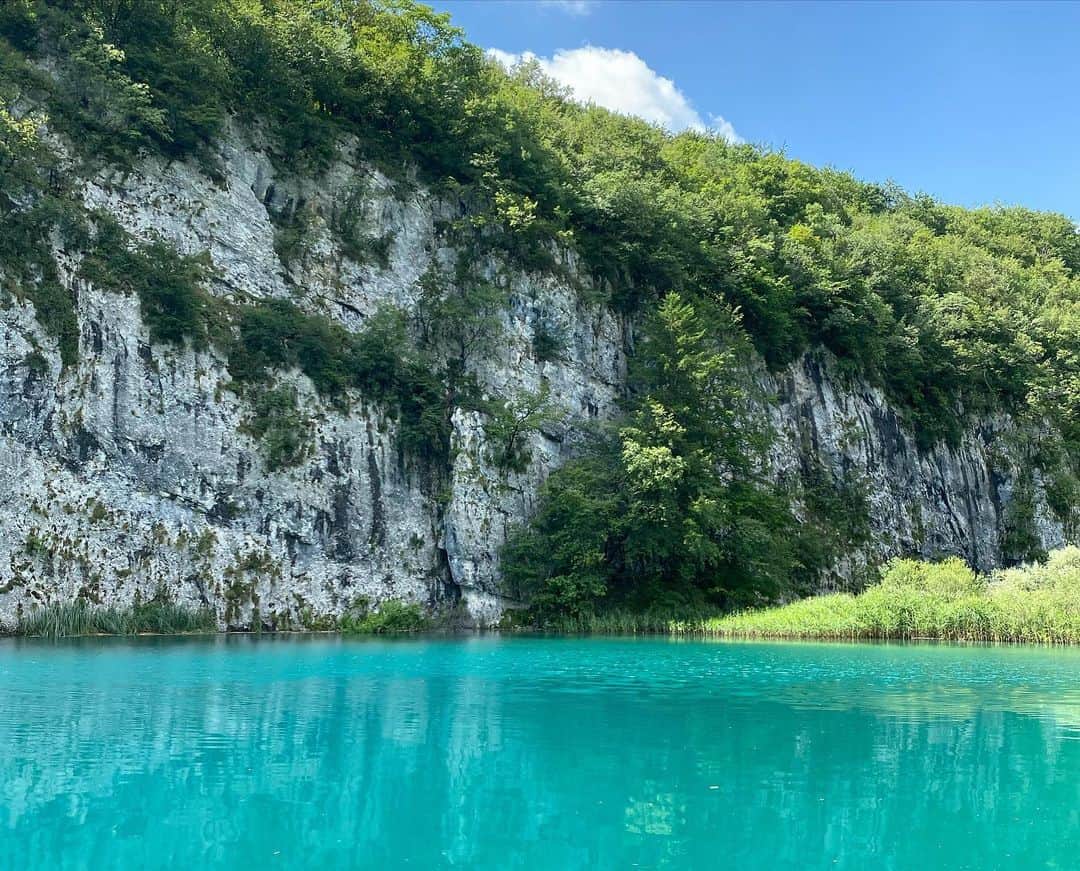 ミロスラヴァ・デュマさんのインスタグラム写真 - (ミロスラヴァ・デュマInstagram)「After 5 months of lockdown, I’m in paradise on Earth 🌍 Beyond grateful 🙏🏼 And want to share this beauty, love and happiness with All of you ❤️🤍🖤💜🤎💚🧡💛💙 A UNESCO World heritage site In Croatia, Plitvice Lakes, was on my bucket list for years 🌍🌏🌎✅📝 And one of the reasons: one of the greatest inventors of all time, Nikola Tesla, was born in this area 🌍 Thank you my friend @mirelaforic 💙」8月9日 0時39分 - miraduma