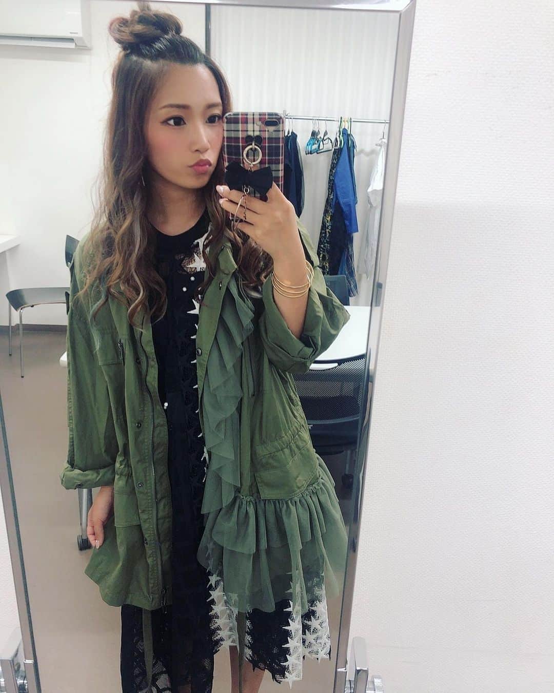 R!Nのインスタグラム：「衣装🌹  1日目はカーキジャケットとおNewのモノトーンの星ワンピ。  2日目は初のスーツ衣装！！  でした😌  #澤野弘之LIVEBOVW」