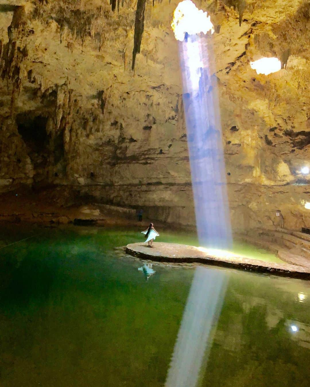 Laraさんのインスタグラム写真 - (LaraInstagram)「. I never knew there was such a beautiful place ✨  Suytun cenote  . 行ってみたかった スイトゥンセノーテ✨ . . 洞窟にぽっかり空いた穴から 差し込む光の洪水✨ 刻一刻と変わる 自然のページェントで エナジーチャージ💪✨ . . マヤ時代、セノーテは 雨の神様チャクの 地下帝国への入り口 として敬われて いたんだって✨ . . . #思い出投稿 #2019年4月 #メキシコ #セノーテ」8月9日 0時51分 - fa_la_lara