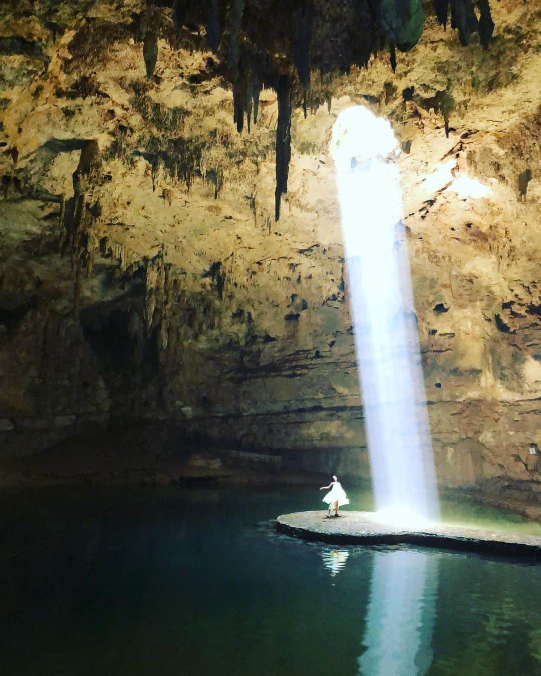 Laraさんのインスタグラム写真 - (LaraInstagram)「. I never knew there was such a beautiful place ✨  Suytun cenote  . 行ってみたかった スイトゥンセノーテ✨ . . 洞窟にぽっかり空いた穴から 差し込む光の洪水✨ 刻一刻と変わる 自然のページェントで エナジーチャージ💪✨ . . マヤ時代、セノーテは 雨の神様チャクの 地下帝国への入り口 として敬われて いたんだって✨ . . . #思い出投稿 #2019年4月 #メキシコ #セノーテ」8月9日 0時51分 - fa_la_lara