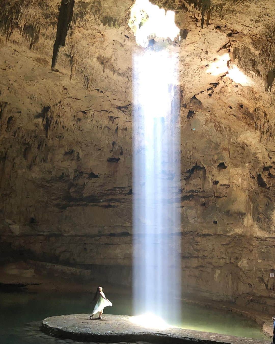 Laraさんのインスタグラム写真 - (LaraInstagram)「. I never knew there was such a beautiful place ✨  Suytun cenote  . 行ってみたかった スイトゥンセノーテ✨ . . 洞窟にぽっかり空いた穴から 差し込む光の洪水✨ 刻一刻と変わる 自然のページェントで エナジーチャージ💪✨ . . マヤ時代、セノーテは 雨の神様チャクの 地下帝国への入り口 として敬われて いたんだって✨ . . . #思い出投稿 #2019年4月 #メキシコ #セノーテ」8月9日 0時51分 - fa_la_lara