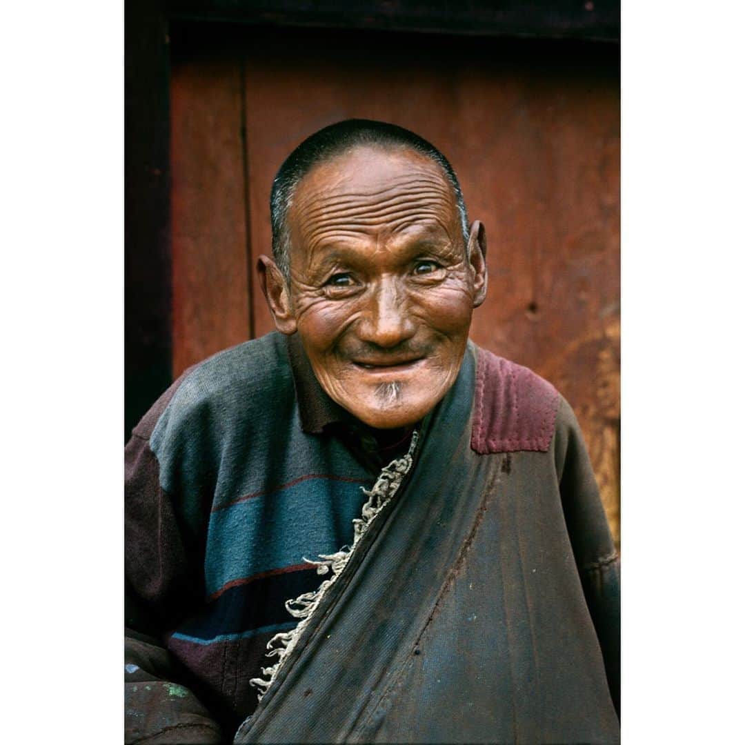 スティーブ・マカリーさんのインスタグラム写真 - (スティーブ・マカリーInstagram)「1st image: Tibetan man, #Litang, 2001. 2nd image: Tibetan woman in traditional dress, #Tagong, 2000.  #SteveMcCurry #SteveMcCurryTibet」8月9日 0時45分 - stevemccurryofficial