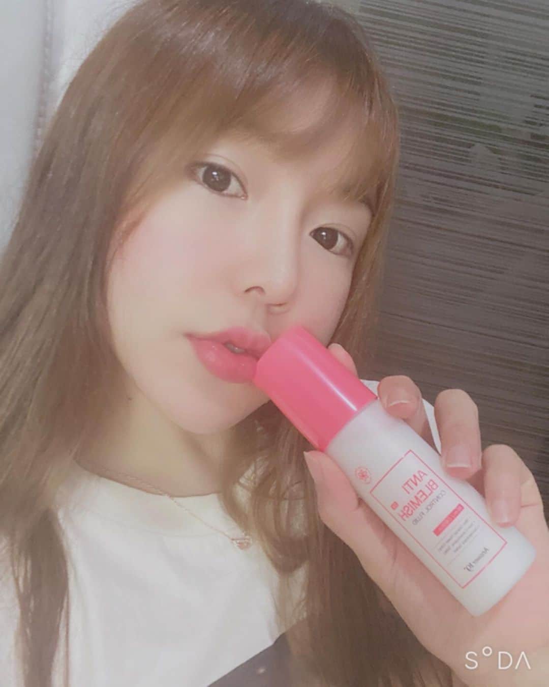 hyeriのインスタグラム：「자기전에 끈적임없는 보습충전하고 잘게요👋 특허받은거라 그런지 좋당❤️ 수분감이 가득한 젤제형인지라 바르는 촉감도 너무좋아😛😛 @answer19plus #앤서나인틴#플루이드#피부속균형#밸런스#저자극로션#ㅣ초화장품#컨트롤플루이드#협찬#광고」