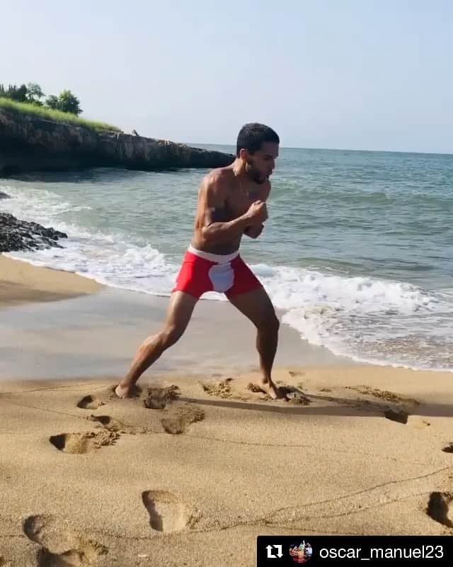 のインスタグラム：「#FutureLooksBrilliant 👀🔥👀 @micheladatime #Repost @oscar_manuel23 ・・・ Estamos más listos que nunca y ustedes? 🥊💯❗️ #ElPupilo @realmiguelacotto @miguelcottopromotions @goldenboy  #FaceOfBoxing」