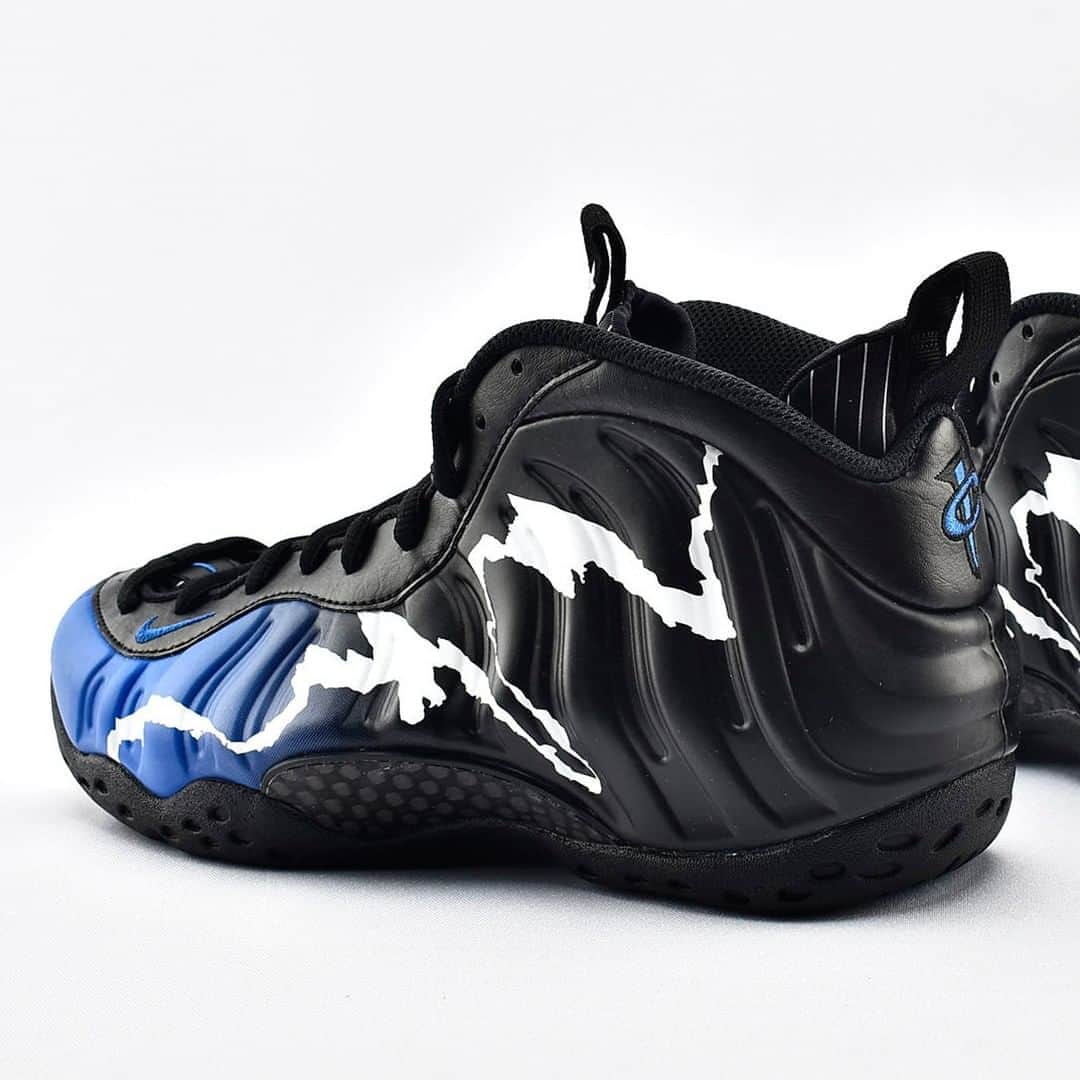 Sneaker Newsさんのインスタグラム写真 - (Sneaker NewsInstagram)「A truly magical take on the Nike Air Foamposite one appears, with custom insoles seemingly inspired by the 1996 NBA All-Star Game jerseys. For a closer look at this upcoming 9/4 drop, tap the link in our bio.」8月9日 1時01分 - sneakernews