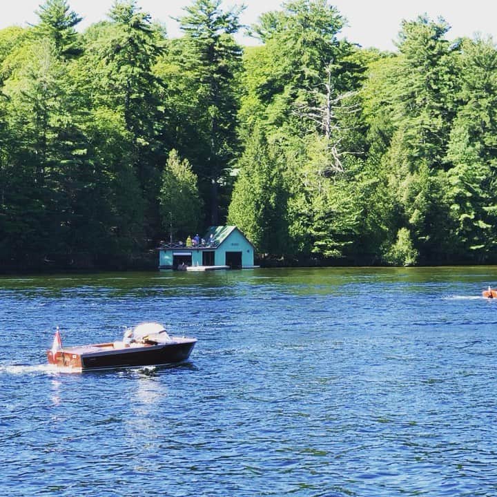 ブライアン・オーサーのインスタグラム：「Wooden boats in motion.  Beautiful heritage of Muskoka.  Passing smoothly past our dock. #muskokalakes #portcarling #dayoff」