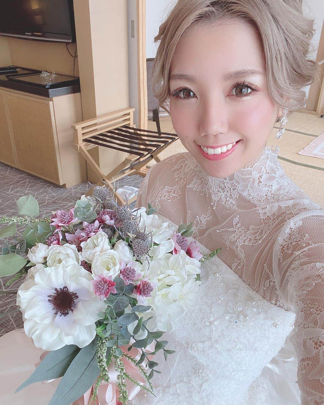 DJ CHI☆MEROのインスタグラム：「突然のご報告ですが…結婚しました👰💓 【交際0日婚】です！！ 『？？』『お相手は？』と思った方は AbemaTVの #いきなりマリッジ  毎週土曜日よる10時から観てください👩🏼🌺 皆様の応援コメント、見させて頂いて幸せな気持ちになりました！ これから30日間夫婦生活を楽しみたいと思います。 応援宜しくお願い致します🌱 . アメーバブログも始めたので そちらは毎日更新していきます♪ ストーリーをチェックしてみて下さいね✍️ . #チサト結婚したってよ #絶対幸せになる ！！」