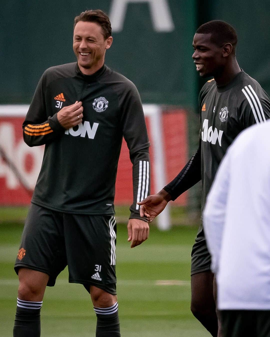 マンチェスター・ユナイテッドさんのインスタグラム写真 - (マンチェスター・ユナイテッドInstagram)「Caption this 😀💬 #MUFC #Matic #Pogba」8月9日 1時01分 - manchesterunited