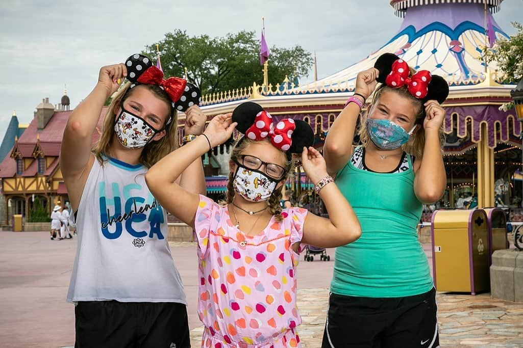 Walt Disney Worldさんのインスタグラム写真 - (Walt Disney WorldInstagram)「📸 Capturing memories and magic moments in the parks at #WaltDisneyWorld Resort. Share your favorite Disney memories, past or present with #DisneyMagicMoments ✨」8月9日 1時06分 - waltdisneyworld