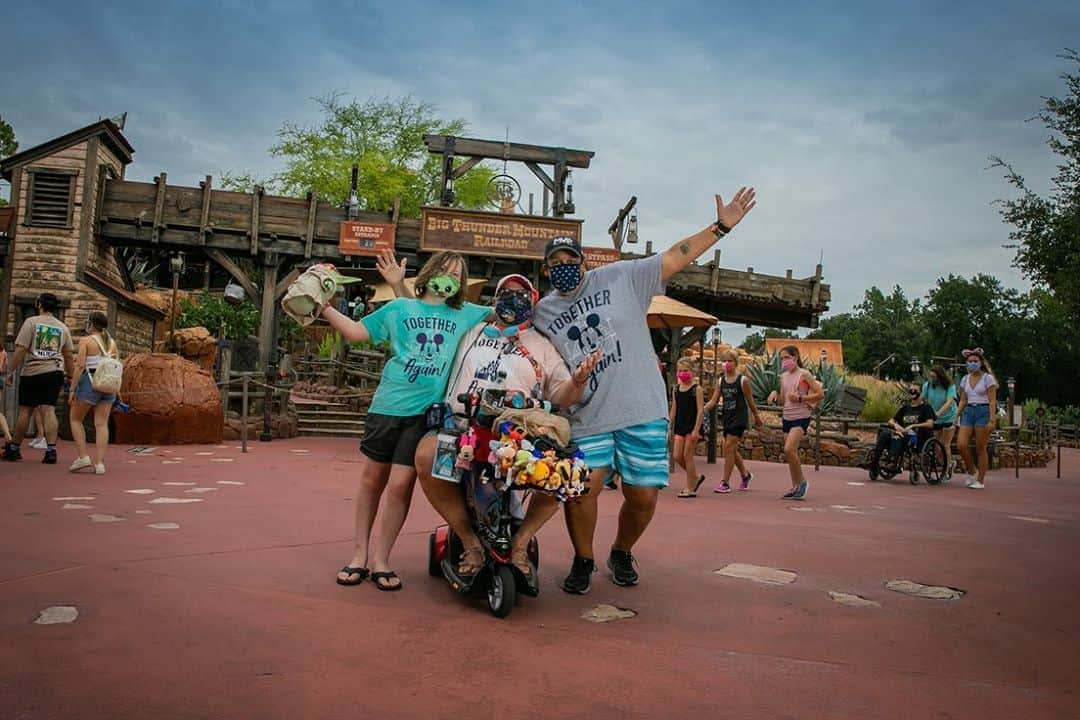 Walt Disney Worldさんのインスタグラム写真 - (Walt Disney WorldInstagram)「📸 Capturing memories and magic moments in the parks at #WaltDisneyWorld Resort. Share your favorite Disney memories, past or present with #DisneyMagicMoments ✨」8月9日 1時06分 - waltdisneyworld