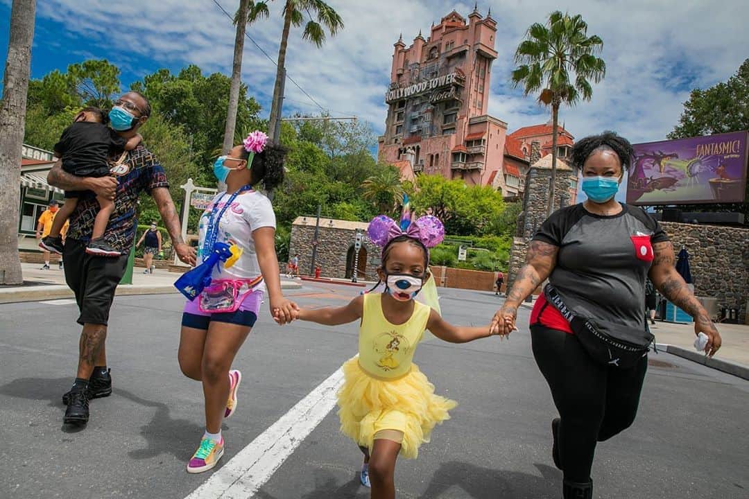 Walt Disney Worldのインスタグラム：「📸 Capturing memories and magic moments in the parks at #WaltDisneyWorld Resort. Share your favorite Disney memories, past or present with #DisneyMagicMoments ✨」