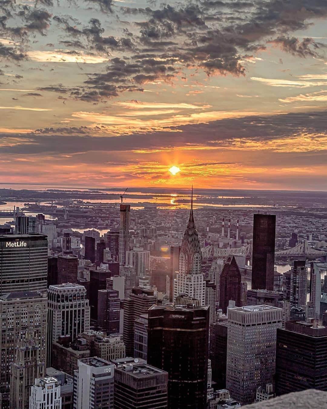 Empire State Buildingさんのインスタグラム写真 - (Empire State BuildingInstagram)「Seriously cannot get over these summer sunrises 😱 ⠀⠀⠀⠀⠀⠀⠀⠀⠀ SWIPE to see more shots from our #ESBsunrise experience! ⠀⠀⠀⠀⠀⠀⠀⠀⠀ 📷: @everydayimshuttering #EmpireStateBuilding」8月9日 1時18分 - empirestatebldg