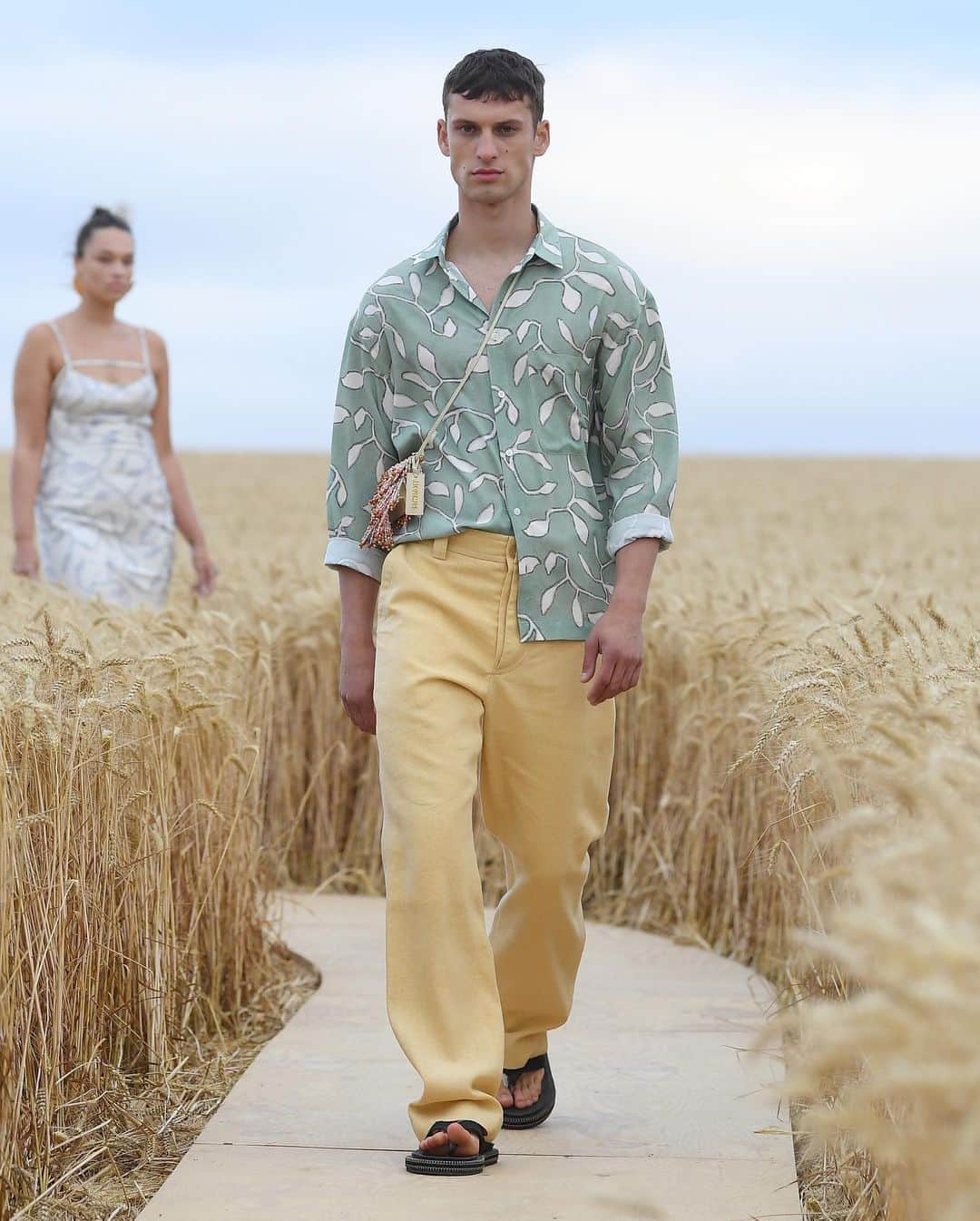 Fashion Weekさんのインスタグラム写真 - (Fashion WeekInstagram)「Escaping to the French countryside never looked better thanks to @jacquemus. The fashion house presented their latest collection last month in an ethereal, rolling wheat field just outside of Paris. Swipe through to see more looks from the "L'Amour" collection. 📸 by @gettyimages」8月9日 1時11分 - fashionweek