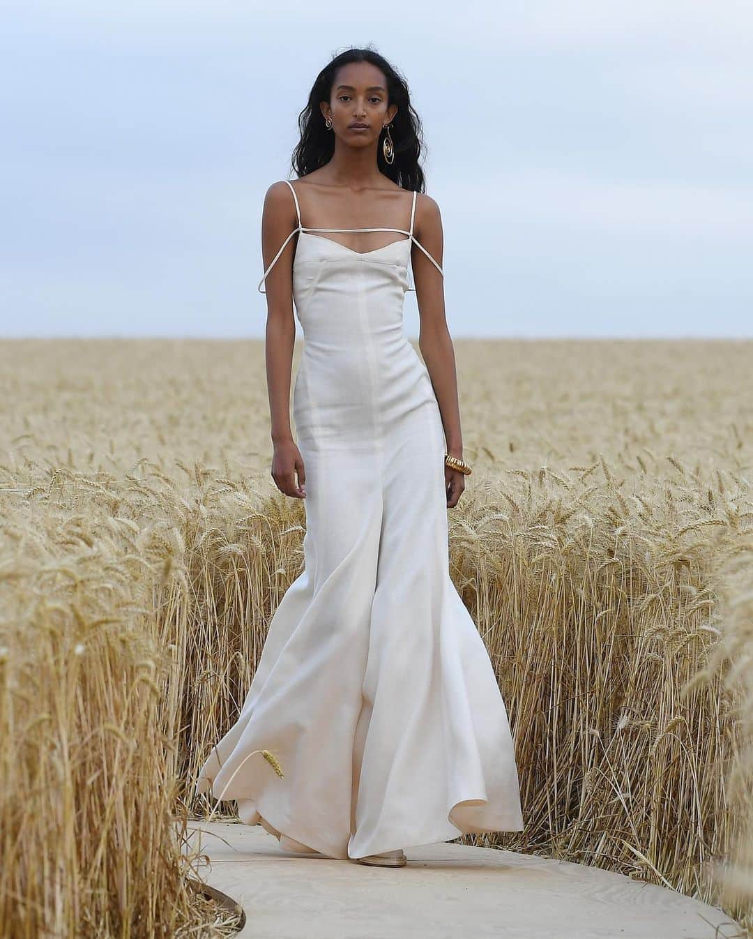 Fashion Weekさんのインスタグラム写真 - (Fashion WeekInstagram)「Escaping to the French countryside never looked better thanks to @jacquemus. The fashion house presented their latest collection last month in an ethereal, rolling wheat field just outside of Paris. Swipe through to see more looks from the "L'Amour" collection. 📸 by @gettyimages」8月9日 1時11分 - fashionweek