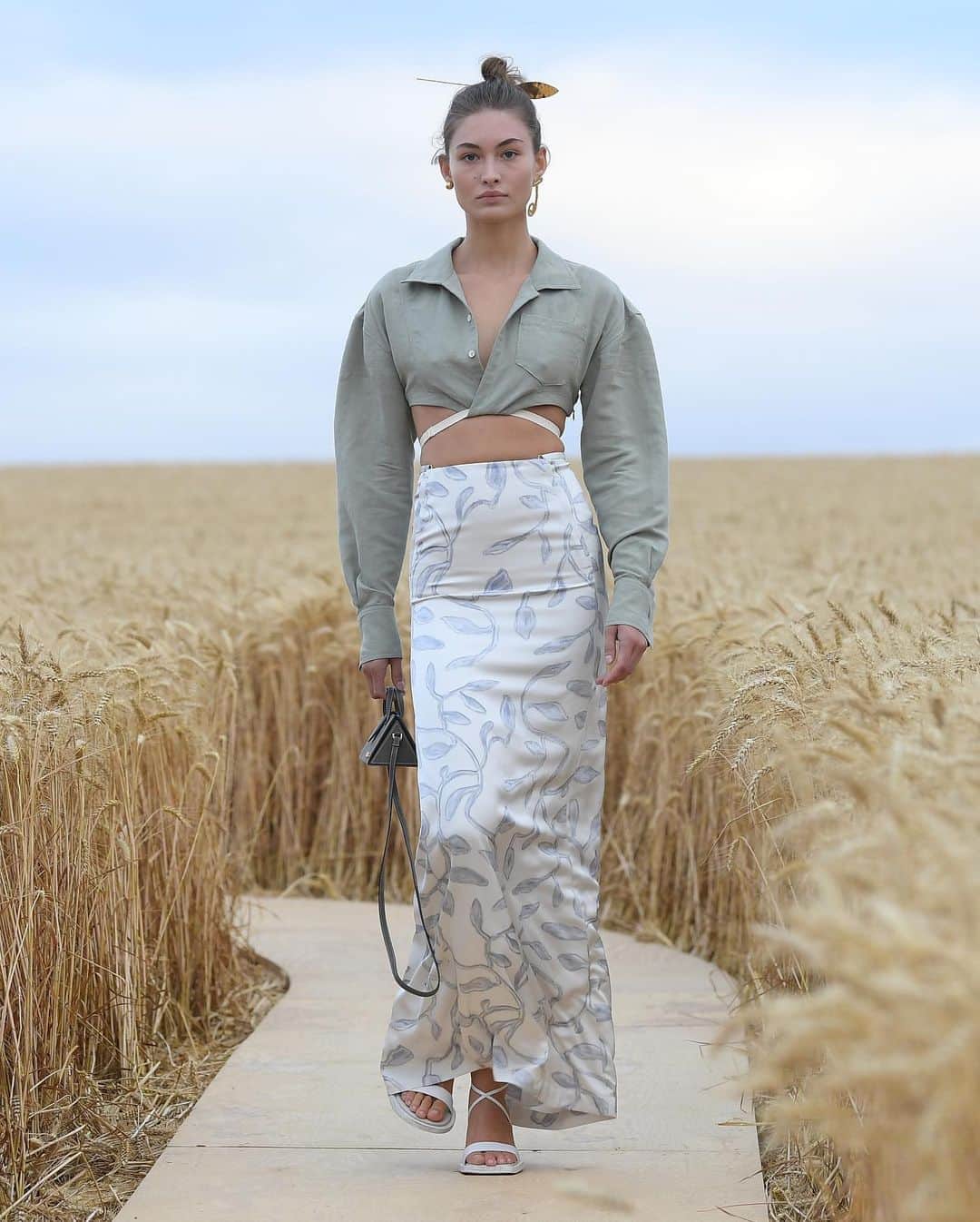 Fashion Weekさんのインスタグラム写真 - (Fashion WeekInstagram)「Escaping to the French countryside never looked better thanks to @jacquemus. The fashion house presented their latest collection last month in an ethereal, rolling wheat field just outside of Paris. Swipe through to see more looks from the "L'Amour" collection. 📸 by @gettyimages」8月9日 1時11分 - fashionweek
