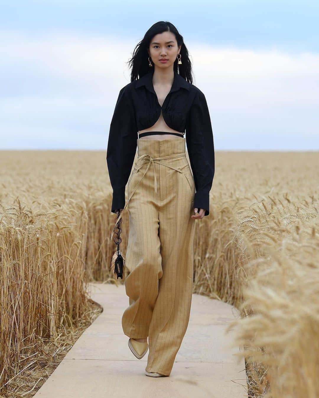 のインスタグラム：「Escaping to the French countryside never looked better thanks to @jacquemus. The fashion house presented their latest collection last month in an ethereal, rolling wheat field just outside of Paris. Swipe through to see more looks from the "L'Amour" collection. 📸 by @gettyimages」